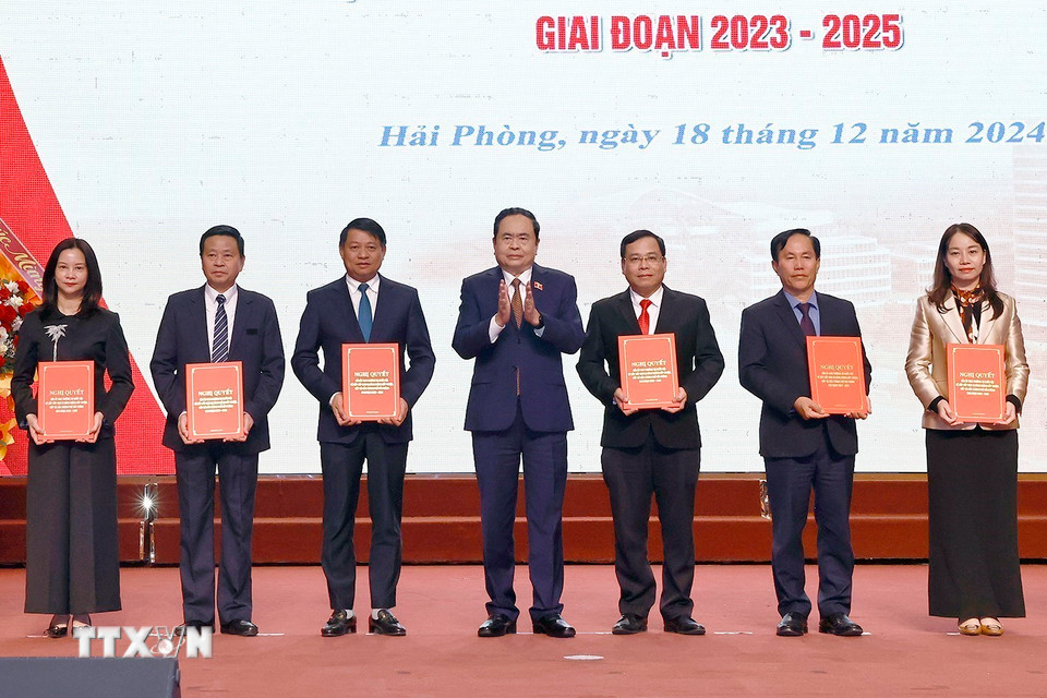 Chủ tịch Quốc hội Trần Thanh Mẫn trao Nghị quyết cho đại diện các đơn vị. (Ảnh: Doãn Tấn/TTXVN)