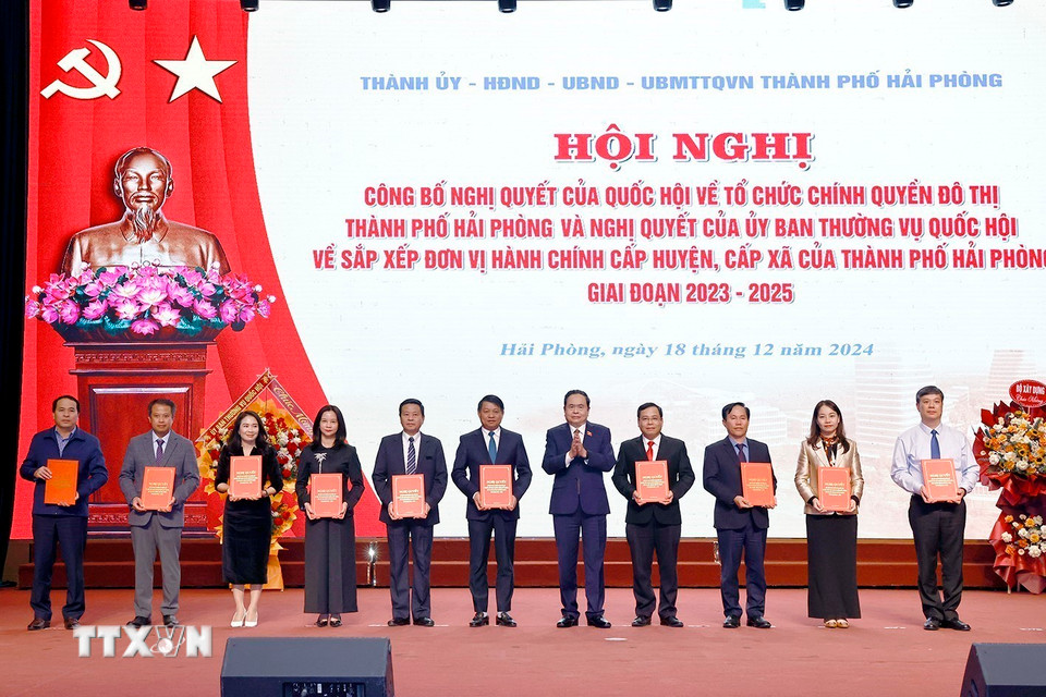 Chủ tịch Quốc hội Trần Thanh Mẫn trao Nghị quyết cho đại diện các đơn vị. (Ảnh: Doãn Tấn/TTXVN)