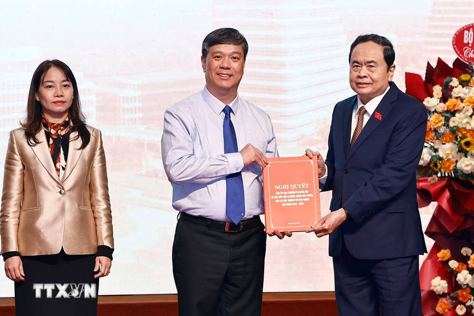 Chủ tịch Quốc hội Trần Thanh Mẫn trao Nghị quyết của Uỷ ban Thường vụ Quốc hội về sắp xếp đơn vị hành chính cấp huyện, cấp xã của thành phố Hải Phòng giai đoạn 2023-2025. (Ảnh: Doãn Tấn/TTXVN)