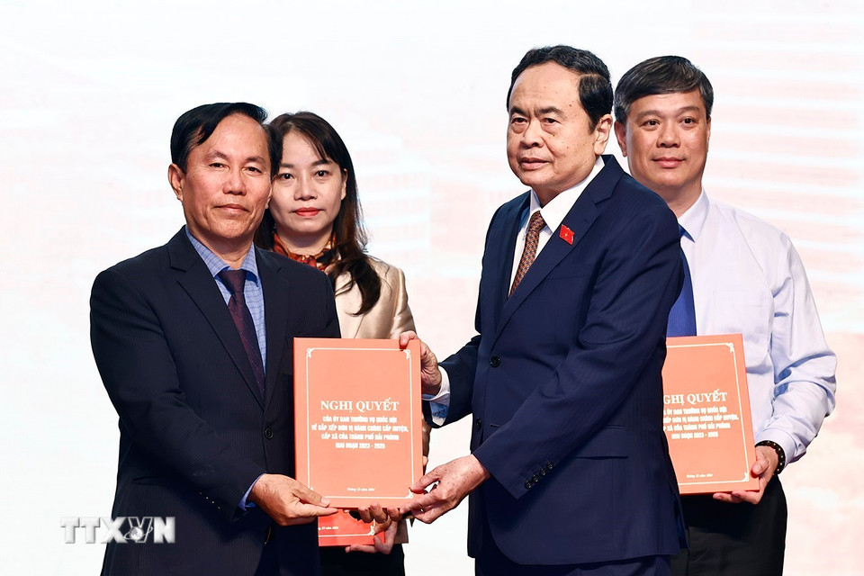 Chủ tịch Quốc hội Trần Thanh Mẫn trao Nghị quyết của Uỷ ban Thường vụ Quốc hội về sắp xếp đơn vị hành chính cấp huyện, cấp xã của thành phố Hải Phòng giai đoạn 2023-2025. (Ảnh: Doãn Tấn/TTXVN)