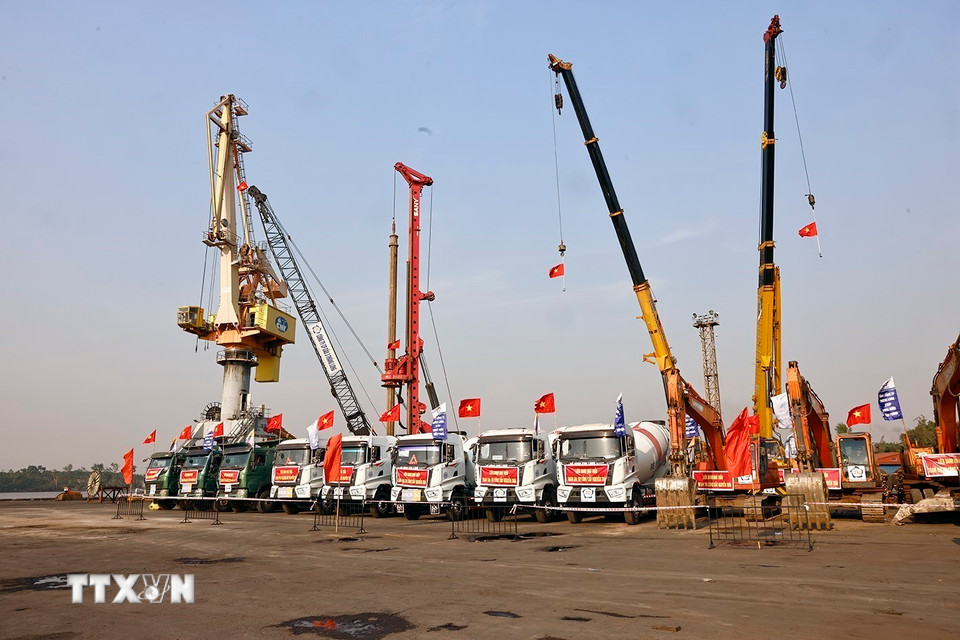 Máy móc, phương tiện, thiết bị tại Lễ khởi công dự án. (Ảnh: Doãn Tấn/TTXVN)
