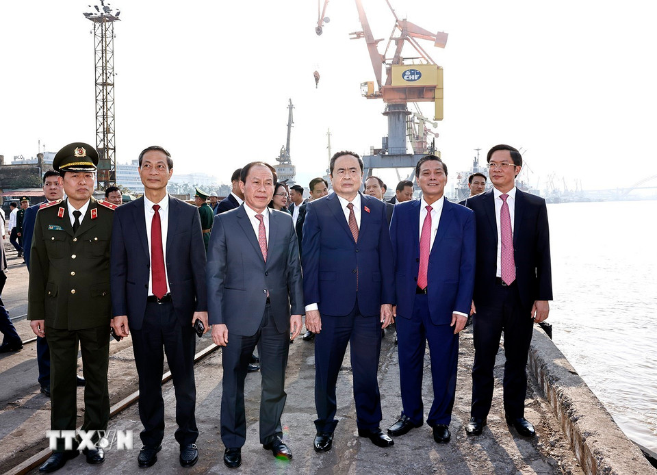 Chủ tịch Quốc hội Trần Thanh Mẫn và đại biểu thị sát Dự án đầu tư xây dựng cầu Nguyễn Trãi tại Hải Phòng. (Ảnh: Doãn Tấn/TTXVN)