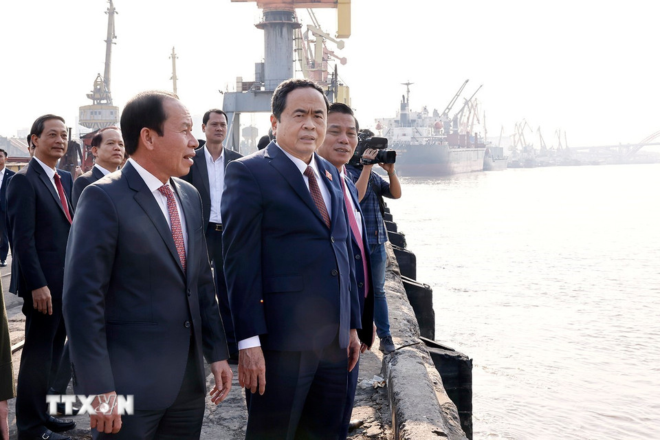 Chủ tịch Quốc hội Trần Thanh Mẫn và đại biểu thị sát Dự án đầu tư xây dựng cầu Nguyễn Trãi tại Hải Phòng. (Ảnh: Doãn Tấn/TTXVN)