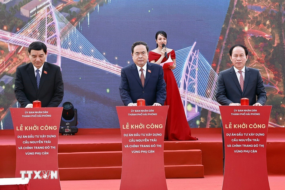 Chủ tịch Quốc hội Trần Thanh Mẫn và đại biểu thực hiện nghi thức khởi công dự án. (Ảnh: Doãn Tấn/TTXVN)