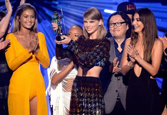 Giải thưởng lớn nhất Video của năm đã thuộc về Taylor Swift và Kendrick Lamar với ca khúc 'Bad Blood.' (Nguồn: Getty)