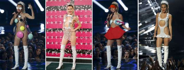 Người dẫn chương trình của lễ trao giải năm nay Miley Cyrus liên tục gây sốc với những trang phục cực kỳ táo bạo. (Nguồn: Reuters) 