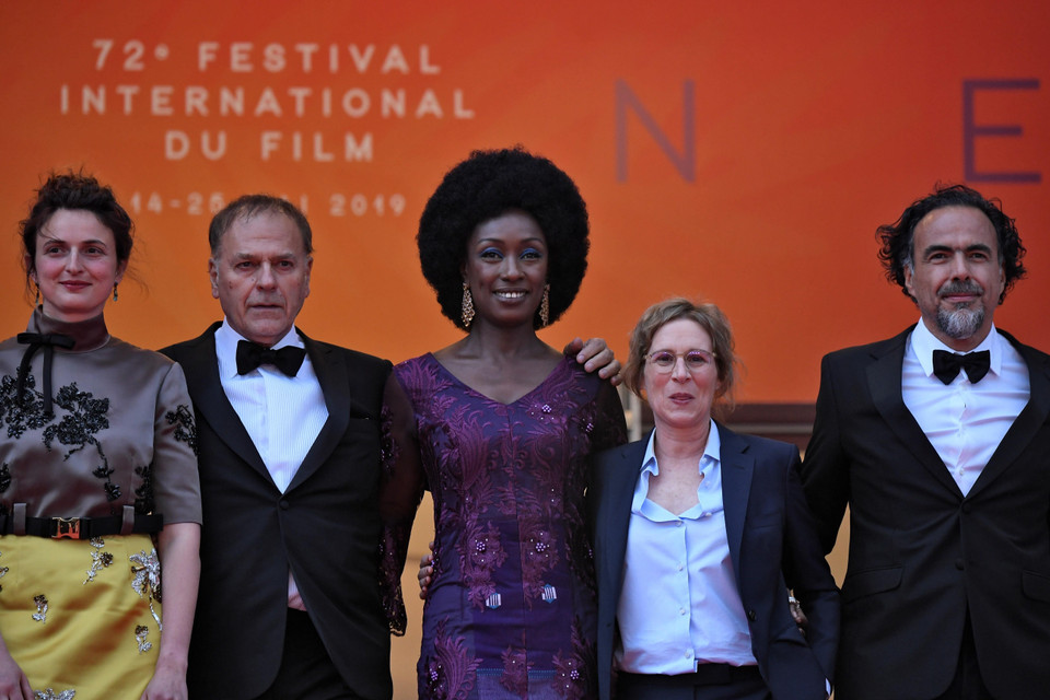 Các thành viên hội đồng giám khảo Alice Rohrwacher, Enki Bilal, Maimouna N'Diaye, Kelly Reichardtand và Chủ tịch hội đồng giám khảo Alejandro Gonzalez Inarritu tại lễ công chiếu phim The Dead Don't Die, LHP Cannes, Pháp, ngày 14/5. (Ảnh: AFP/TTXVN)