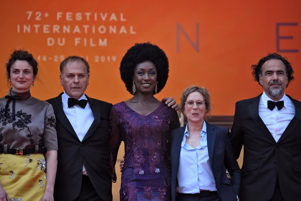 Các thành viên hội đồng giám khảo Alice Rohrwacher, Enki Bilal, Maimouna N'Diaye, Kelly Reichardtand và Chủ tịch hội đồng giám khảo Alejandro Gonzalez Inarritu tại lễ công chiếu phim The Dead Don't Die, LHP Cannes, Pháp, ngày 14/5. (Ảnh: AFP/TTXVN)