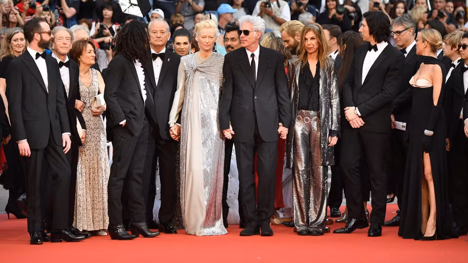 Khách mời chụp ảnh chung tại lễ công chiếu phim "The Dead Don't Die", LHP Cannes, Pháp, ngày 14/5. (Ảnh: AFP/TTXVN)