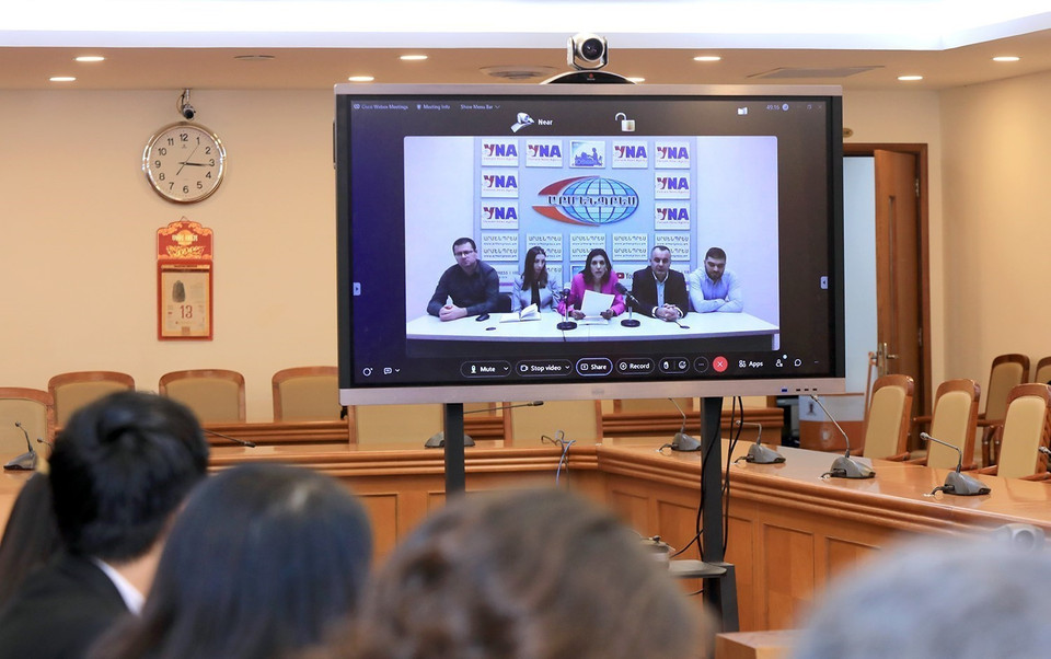 Giám đốc Armenpress Narine Nazaryan phát biểu trực tuyến. (Ảnh: Tuấn Anh/TTXVN)