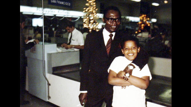 Ông Obama chụp ảnh cùng cha mình. (Nguồn: Obama for America)