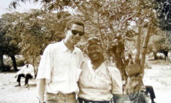 Tổng thống Obama chụp ảnh cùng bà Sarah Hussein Obama (vợ thứ ba của ông nội) trong chuyến thăm Kenya vào năm 1992. (Nguồn: Los Angeles Times)