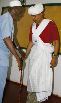 Ông Obama mặc bộ trang phục dân tộc trong chuyến thăm Wajir, một vùng nông thôn đông bắc Kenya, gần biên giới với Somalia và Ethiopia hồi tháng 8 năm 2006. (Nguồn: Chicago Tribune)