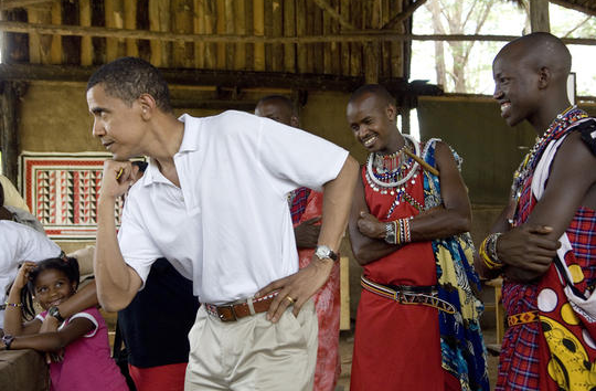 Ông Obama chơi đùa cùng các thành viên trong gia đình trong chuyên thăm khu bảo tồn Masai Mara, Kenya vào tháng 8 năm 2006. (Nguồn: Chicago Tribune)