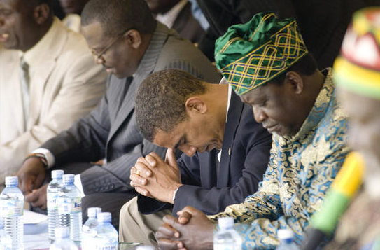 Ông Obama cầu nguyện tại Siaya trong chuyến thăm Kenya vào tháng 8 năm 2006. (Nguồn: Chicago Tribune)