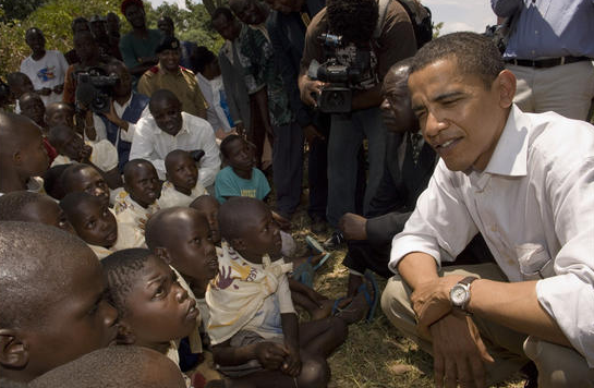 Ông Obama trò chuyện cùng các trẻ em có bố mẹ bị chết vì căn bệnh thế kỷ AIDS trong chuyến thăm Kenya vào tháng 8 năm 2006. (Nguồn: Chicago Tribune)