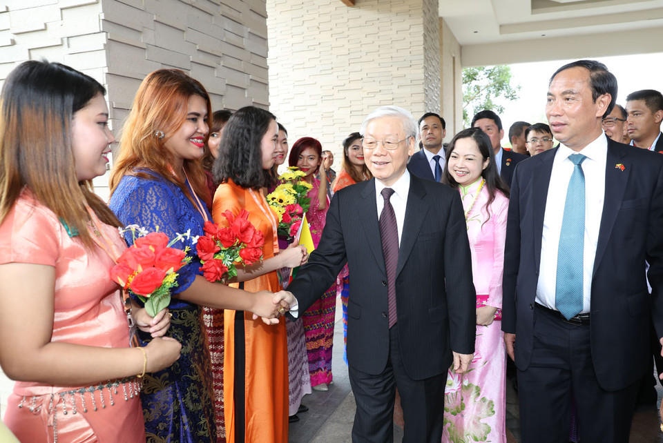 Cán bộ, nhân viên Đại sứ quán, đại diện cộng đồng, doanh nghiệp và lưu học sinh Việt Nam đón Tổng Bí thư Nguyễn Phú Trọng. (Ảnh: Trí Dũng/TTXVN)