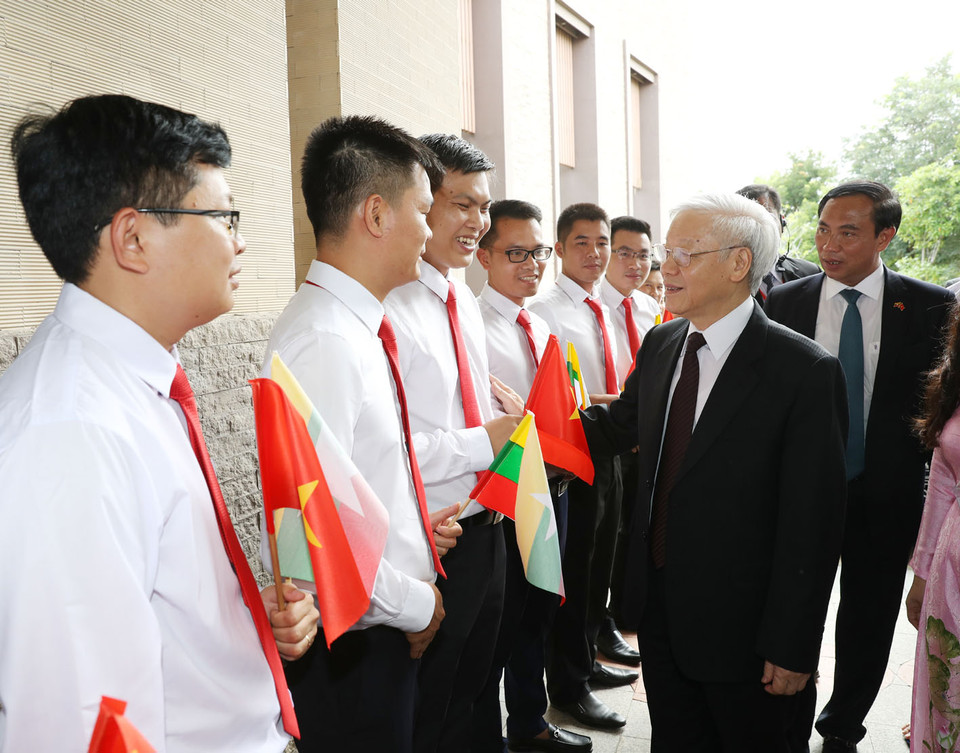 Cán bộ, nhân viên Đại sứ quán, đại diện cộng đồng, doanh nghiệp và lưu học sinh Việt Nam đón Tổng Bí thư Nguyễn Phú Trọng. (Ảnh: Trí Dũng/TTXVN)