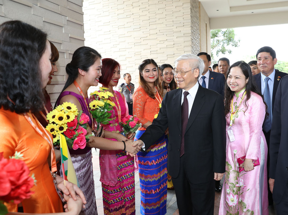 Cán bộ, nhân viên Đại sứ quán, đại diện cộng đồng, doanh nghiệp và lưu học sinh Việt Nam đón Tổng Bí thư Nguyễn Phú Trọng. (Ảnh: Trí Dũng/TTXVN)