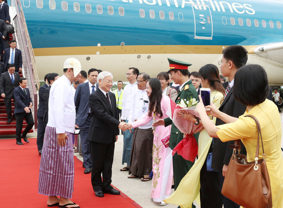 Cán bộ, nhân viên Đại sứ quán Việt Nam đón Tổng Bí thư Nguyễn Phú Trọng tại sân bay quốc tế Nay Pyi Taw. (Ảnh: Trí Dũng/TTXVN)