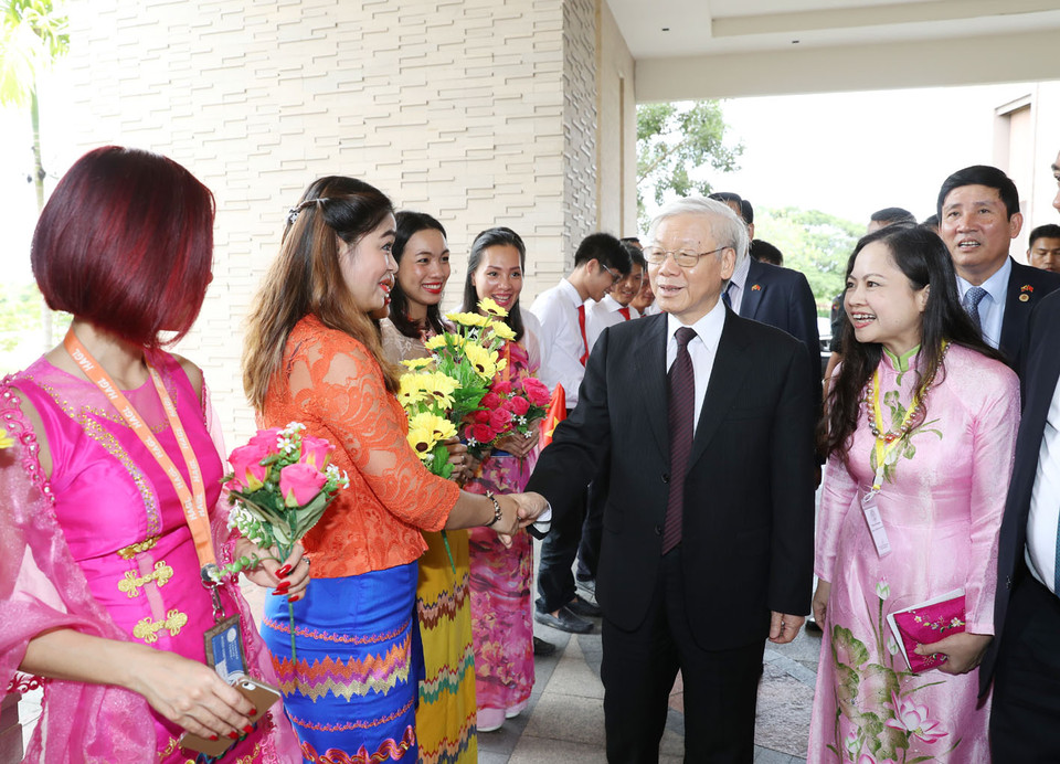 Cán bộ, nhân viên Đại sứ quán, đại diện cộng đồng, doanh nghiệp và lưu học sinh Việt Nam đón Tổng Bí thư Nguyễn Phú Trọng. (Ảnh: Trí Dũng/TTXVN)
