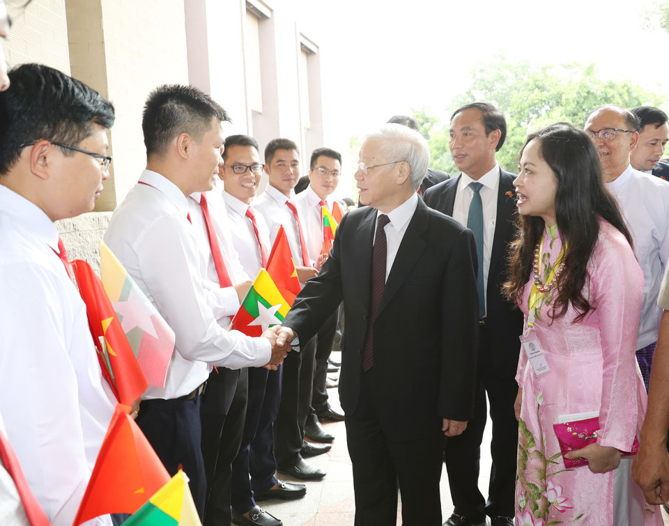 Cán bộ, nhân viên Đại sứ quán Việt Nam đón Tổng Bí thư Nguyễn Phú Trọng tại sân bay quốc tế Nay Pyi Taw. (Ảnh: Trí Dũng/TTXVN)