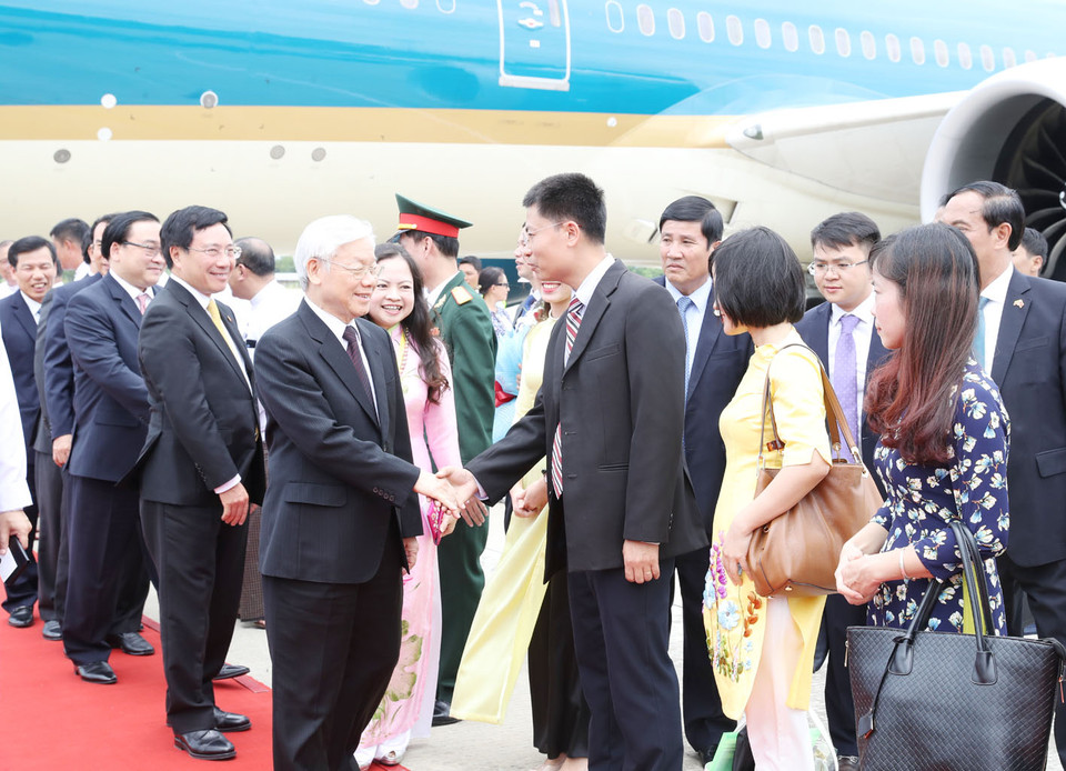 Cán bộ, nhân viên Đại sứ quán Việt Nam đón Tổng Bí thư Nguyễn Phú Trọng tại sân bay quốc tế Nay Pyi Taw. (Ảnh: Trí Dũng/TTXVN)