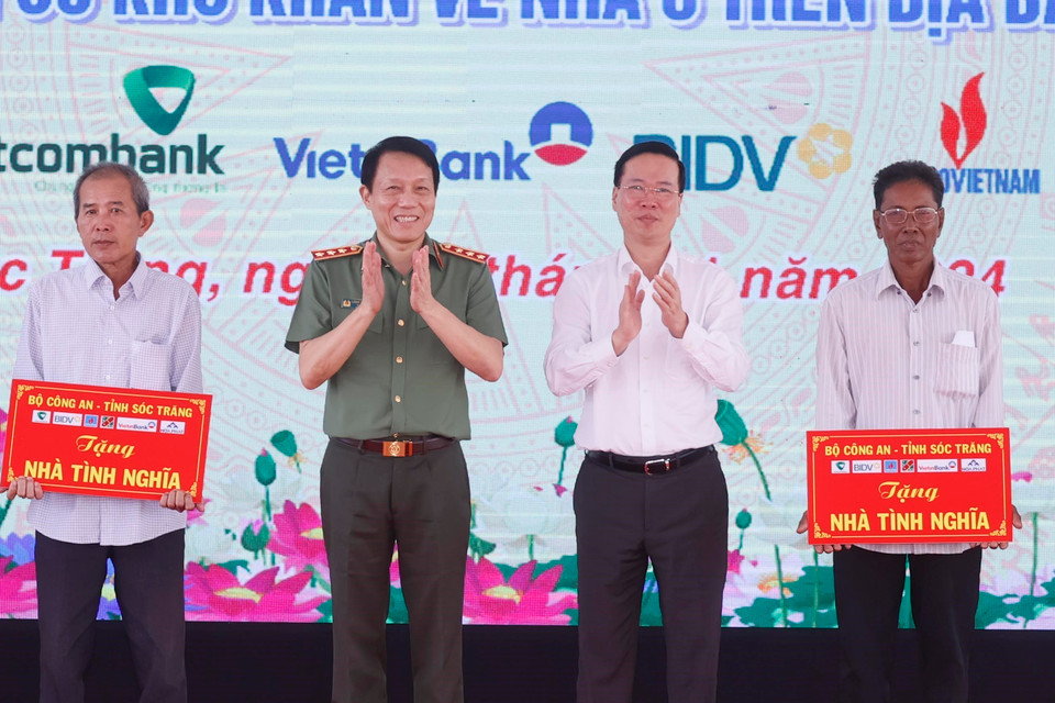 Chủ tịch nước Võ Văn Thưởng trao bảng tượng trưng nhà tình nghĩa cho người nghèo, người có khó khăn về nhà ở trên địa bàn tỉnh Sóc Trăng. (Ảnh: Thống Nhất/TTXVN)