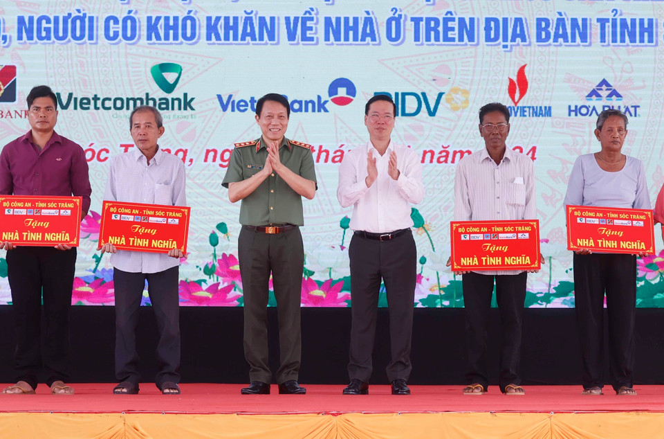 Chủ tịch nước Võ Văn Thưởng trao bảng tượng trưng nhà tình nghĩa cho người nghèo, người có khó khăn về nhà ở trên địa bàn tỉnh Sóc Trăng. (Ảnh: Thống Nhất/TTXVN)