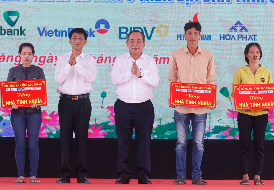 Chủ nhiệm Văn phòng Chủ tịch nước Lê Khánh Hải trao bảng tượng trưng tặng nhà tình nghĩa cho người nghèo, người có khó khăn về nhà ở trên địa bàn tỉnh Sóc Trăng. (Ảnh: Thống Nhất/TTXVN)