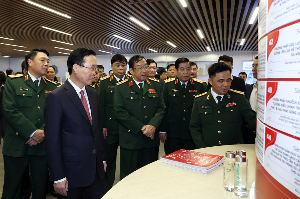 Chủ tịch nước Võ Văn Thưởng nghe giới thiệu về những sáng chế của Viettel. (Ảnh: Thống Nhất/TTXVN)