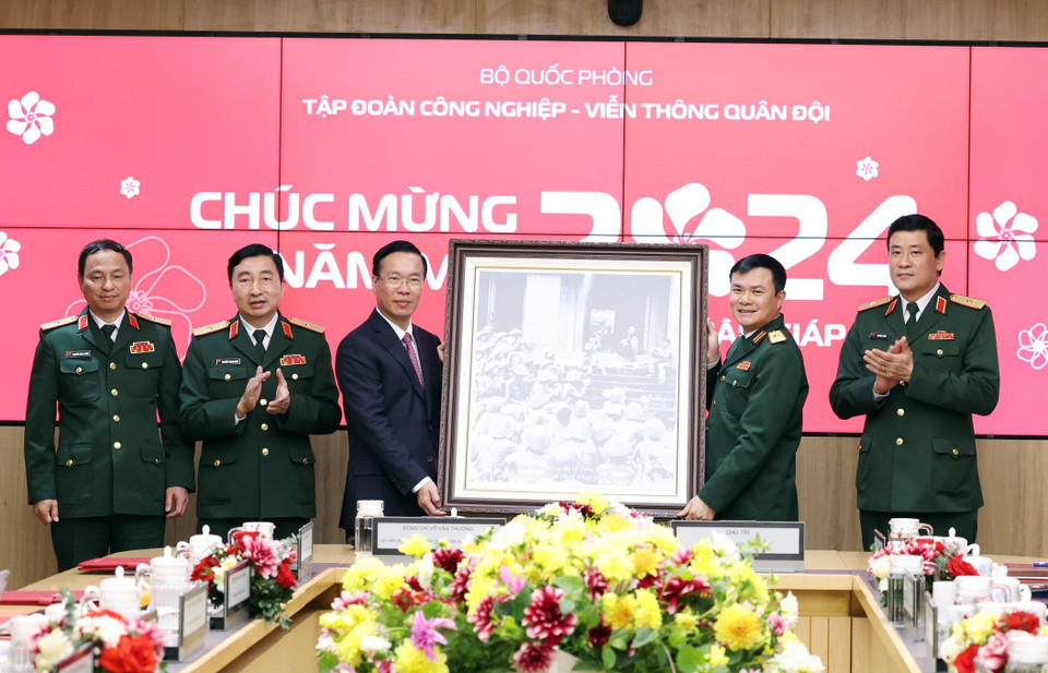 Chủ tịch nước Võ Văn Thưởng tặng quà lưu niệm cho Tập đoàn Công nghiệp-Viễn thông Quân đội (Viettel). (Ảnh: Thống Nhất/TTXVN)