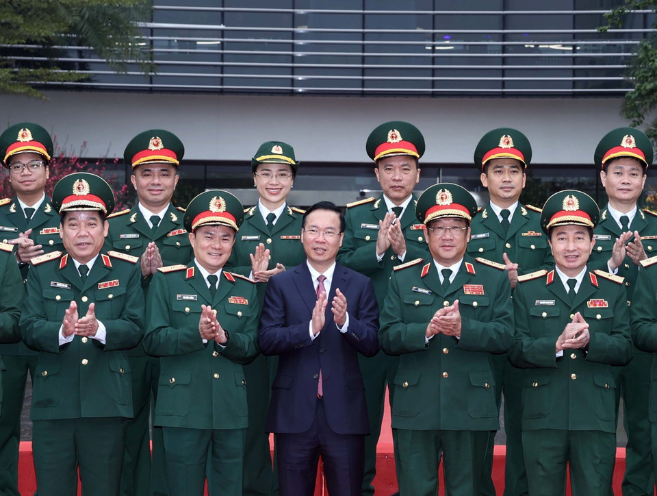 Chủ tịch nước Võ Văn Thưởng với lãnh đạo Tập đoàn Công nghiệp-Viễn thông Quân đội (Viettel). (Ảnh: Thống Nhất/TTXVN)