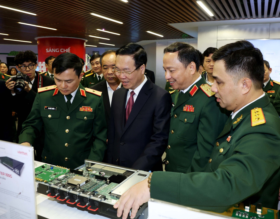 Chủ tịch nước Võ Văn Thưởng thăm và kiểm tra các sản phẩm công nghiệp công nghệ cao của Viettel tại Hòa Lạc. (Ảnh: Thống Nhất/TTXVN)