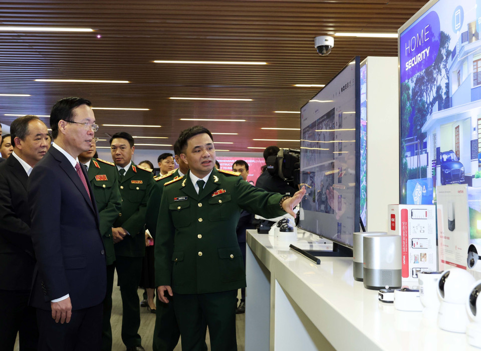 Chủ tịch nước Võ Văn Thưởng thăm và kiểm tra các sản phẩm công nghiệp công nghệ cao của Viettel tại Hòa Lạc. (Ảnh: Thống Nhất/TTXVN)