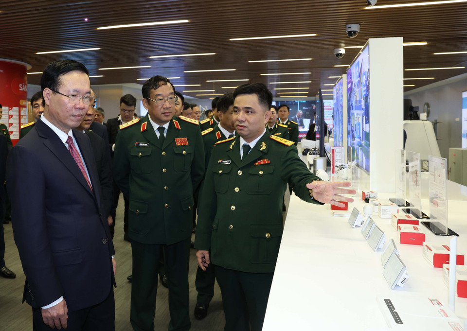 Chủ tịch nước Võ Văn Thưởng thăm và kiểm tra các sản phẩm công nghiệp công nghệ cao của Viettel tại Hòa Lạc. (Ảnh: Thống Nhất/TTXVN)