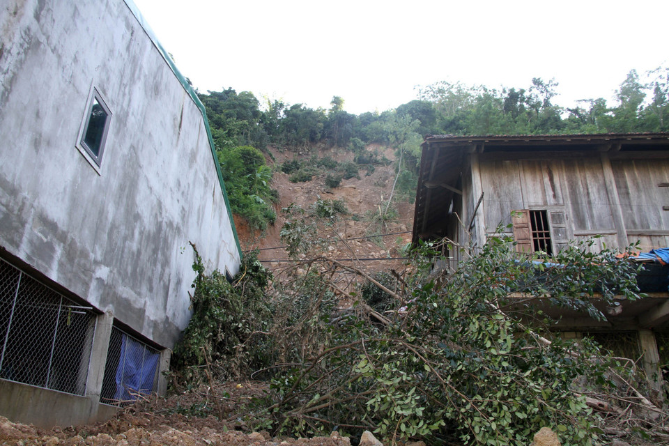 Mưa kéo dài khiến kết cấu địa chất bị phá vỡ, tuyến Quốc lộ 7 đoạn từ thị trấn Mường Xén (huyện Kỳ Sơn, tỉnh Nghệ An) đi Cửa khẩu quốc tế Nậm Cắn xuất hiện nhiều điểm sạt lở với khối lượng đất đá hàng trăm nghìn m3. (Ảnh: Văn Tý/TTXVN)