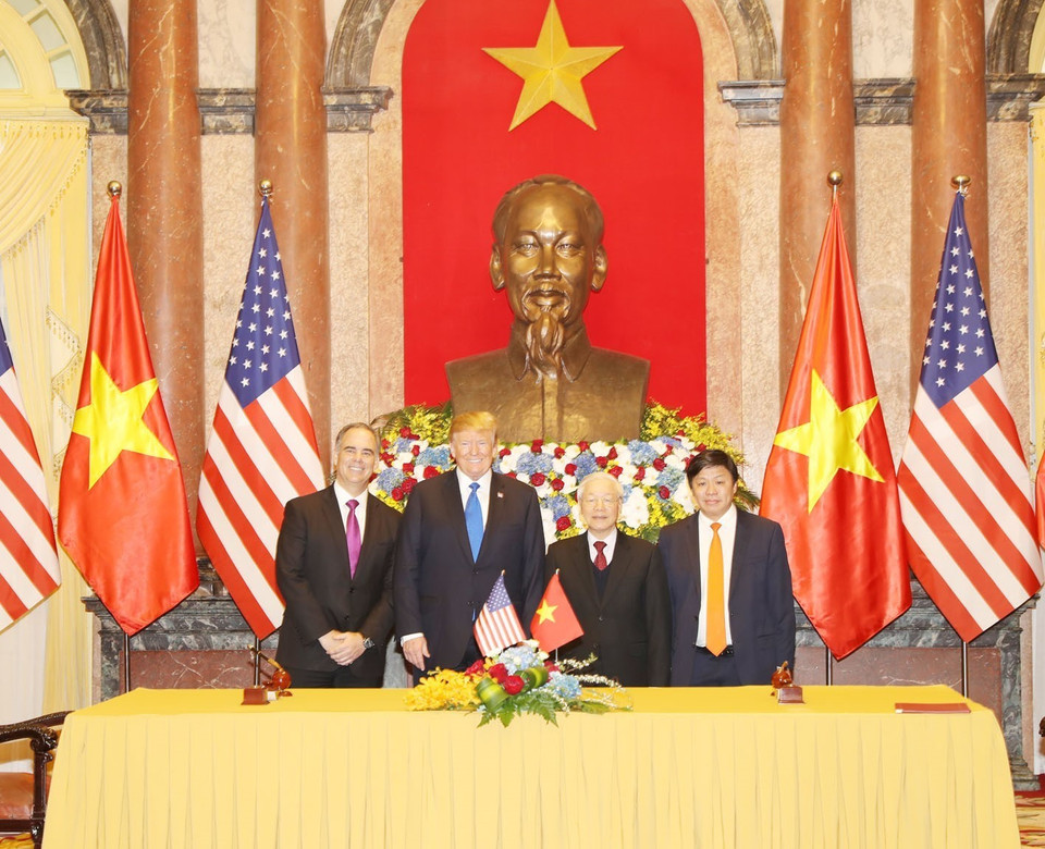 Tổng Bí thư, Chủ tịch nước Nguyễn Phú Trọng và Tổng thống Mỹ Donald Trump với các đại biểu sau Lễ ký. (Ảnh: Trí Dũng/TTXVN)