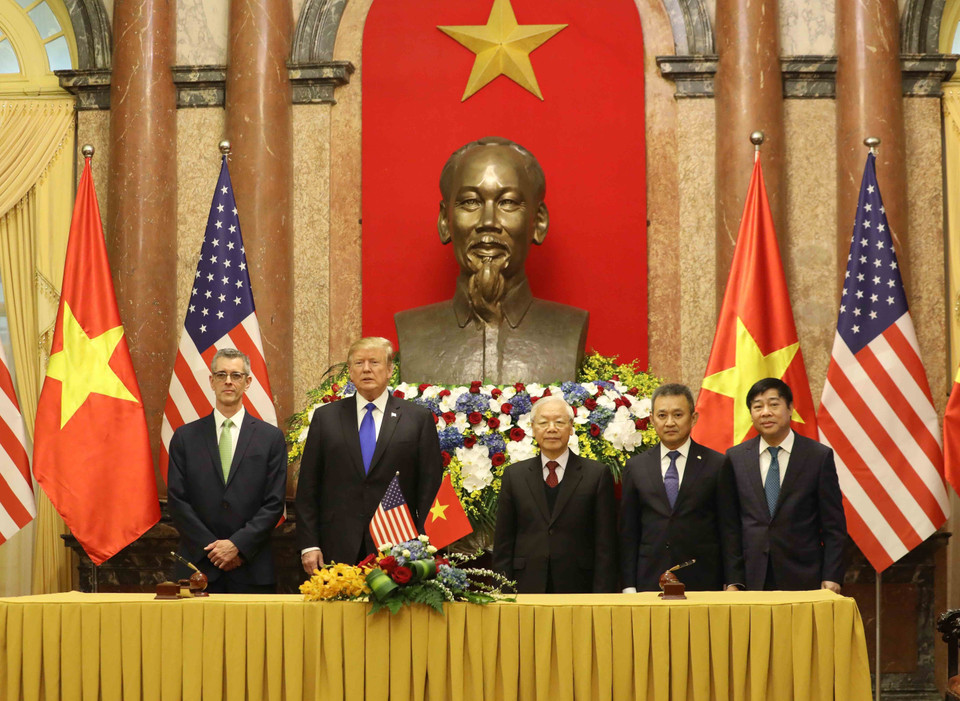 Tổng Bí thư, Chủ tịch nước Nguyễn Phú Trọng và Tổng thống Mỹ Donald Trump cùng các đại biểu tham gia ký Thỏa thuận hợp tác chiến lược trong lĩnh vực công nghệ thông tin hàng không giữa hai nước. (Ảnh: Phương Hoa/TTXVN)