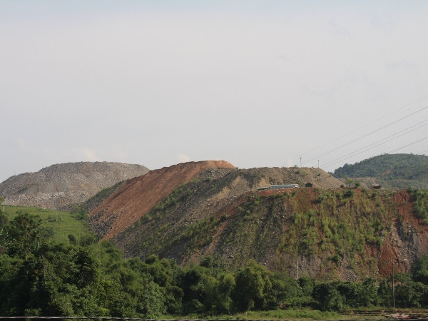 Những "dãy núi" khổng lồ được hình thành sau một thời gian đổ thải ở ven đường của doanh nghiệp của Công ty mỏ tuyển đồng Sin Quyền. (Ảnh: Hùng Võ/Vietnam+)