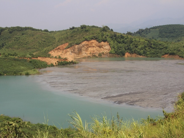 Hồ chứa thải của Công ty mỏ tuyển đồng Sin Quyền sặc sụa mùi tanh của đồng và thuốc nổ. (Ảnh: Hùng Võ/Vietnam+)