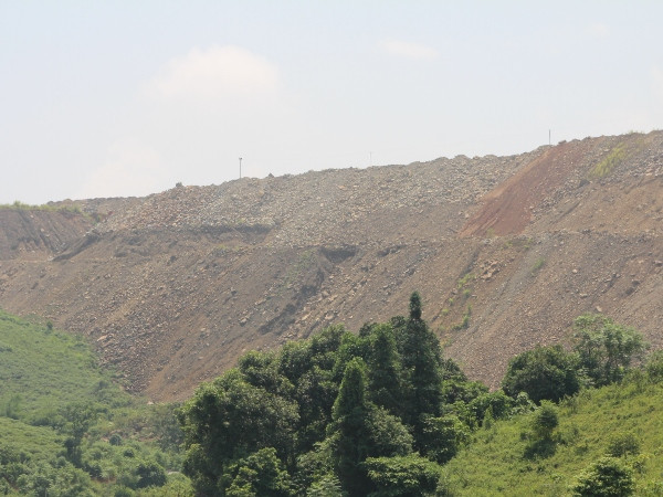 Những thửa ruộng của người dân ngày nào giờ đã trở thành "dãy núi" chất phế thải khổng lồ. (Ảnh: Hùng Võ/Vietnam+)