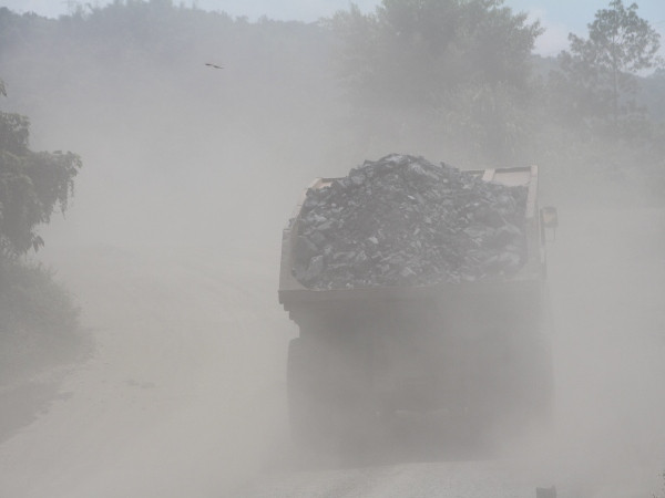 Hoạt động chở quặng đã khiến người dân vùng mỏ liên tục phải hít bụi đường hàng ngày. (Ảnh: Hùng Võ/Vietnam+)