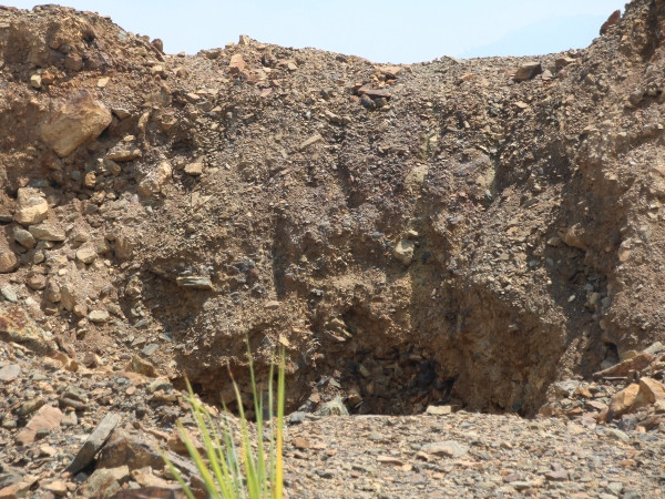 Hoạt động nổ mìn phá đá của doanh nghiệp gây tiếng ồn và làm sụt lún nền đất, nhà cửa của người dân vùng mỏ. (Ảnh: Hùng Võ/Vietnam+) 