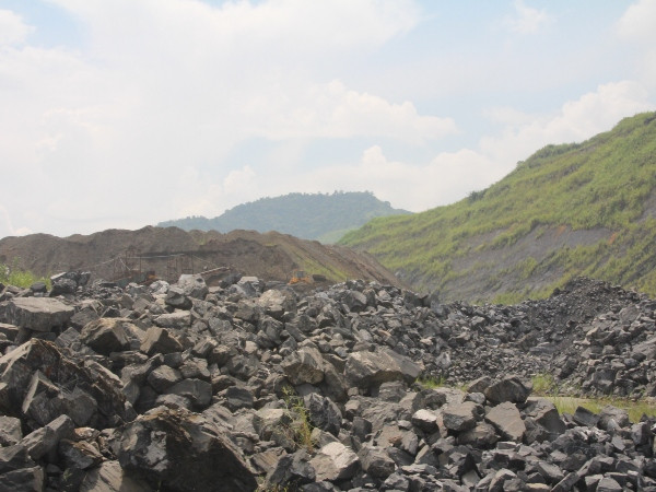 Hoạt động sơ chế quặng của doanh nghiệp thường gây tiếng ồn, ảnh hưởng đến cuộc sống của người dân vùng mỏ. (Ảnh: Hùng Võ/Vietnam+)