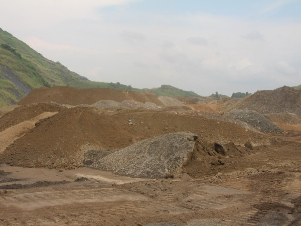 Sau khi "rút ruột" khoáng sản, doanh nghiệp tiến hành đổ thải đất đá. (Ảnh: Hùng Võ/Vietnam+)