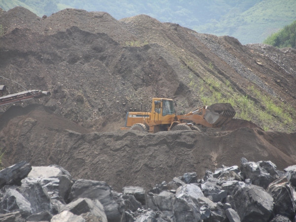Hoạt động khai thác quặng Apatit nằm trên địa bàn thành phố Lào Cai. (Ảnh: Hùng Võ/Vietnam+)