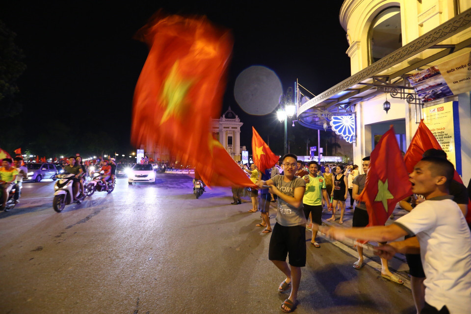 Người dân Hà Nội xuống đường cổ vũ Olympic Việt Nam sau chiến thắng trước đội tuyển Olympic Syria. (Ảnh: Bùi Cương Quyết/TTXVN)
