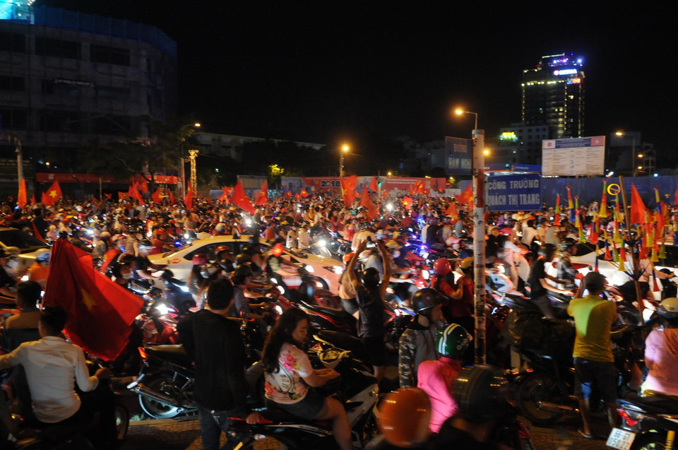 Các cổ động viên Thành phố Hồ Chí Minh diễu hành trên các tuyến đường khu trung tâm. (Ảnh: Hoàng Hải/TTXVN)