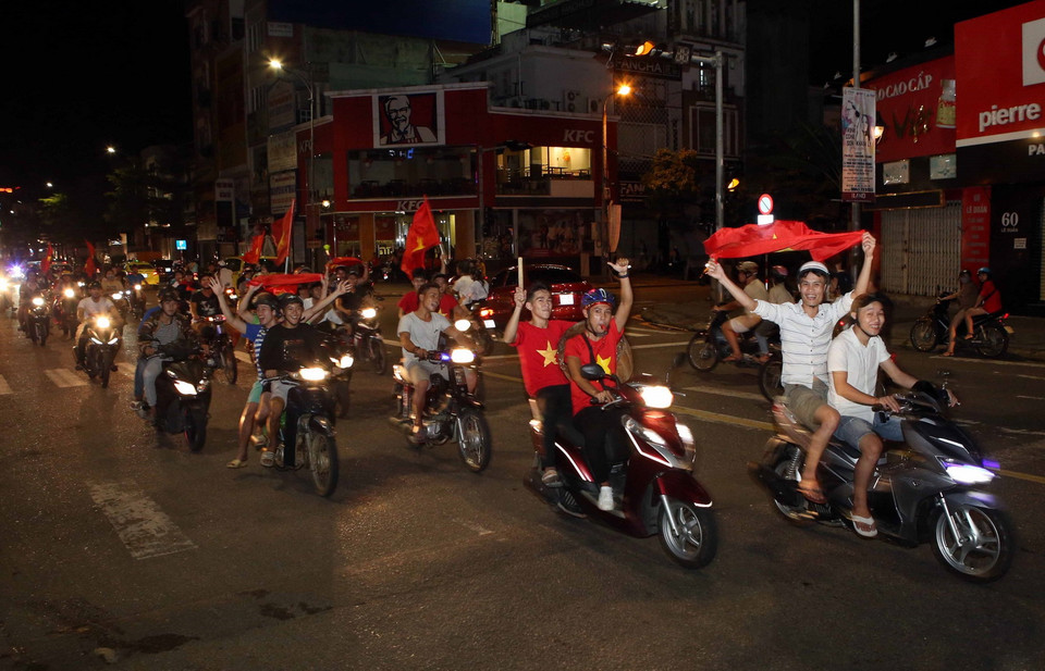 Đông đảo người dân trên địa bàn thành phố Đà Nẵng đã đổ ra ăn mừng chiến thắng với băng rôn, cờ hoa trên các tuyến đường tại Đà Nẵng. (Ảnh: Trần Lê Lâm/TTXVN)